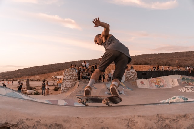 homme faisant du skate avec des baskets DC Shoes