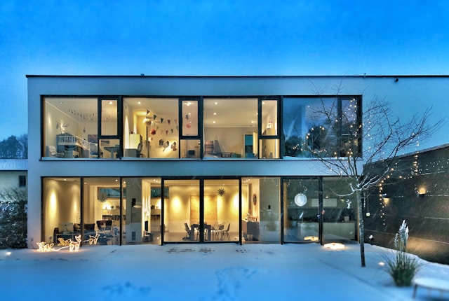 vue extérieure d'une maison sous la neige, équipée d'appareils domotiques de Delta Dore