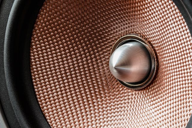 gros plan sur une enceinte de la marque Denon