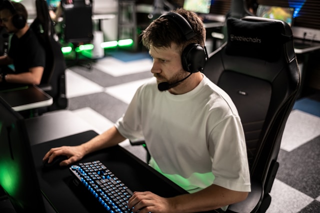 jeune homme jouant à Dofus sur son PC