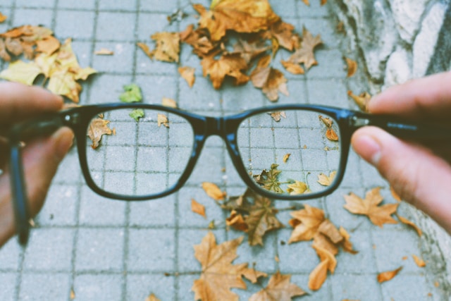 personne tenant une paire de lunette achetée chez Écouter Voir
