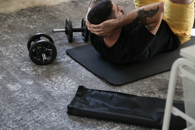 homme faisant des abdos dans une salle de sport Edenya