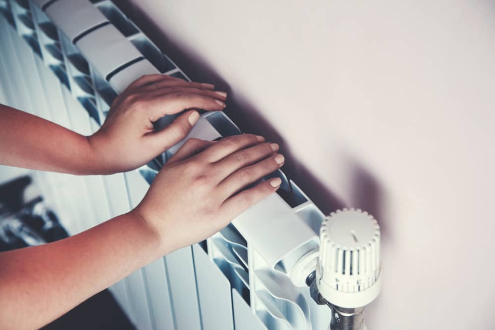 personne posant sur un radiateur alimenté par Ekwateur