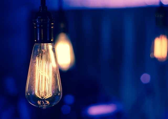 ampoules allumées et alimentées par Enercoop