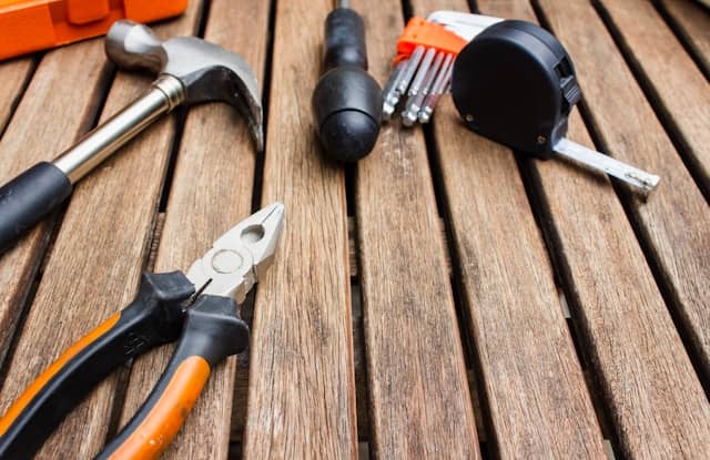 outils Expert posés sur du bois