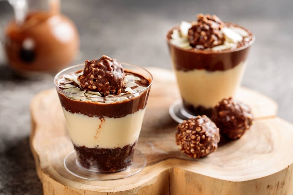 desserts avec des Ferrero Rocher sur le dessus