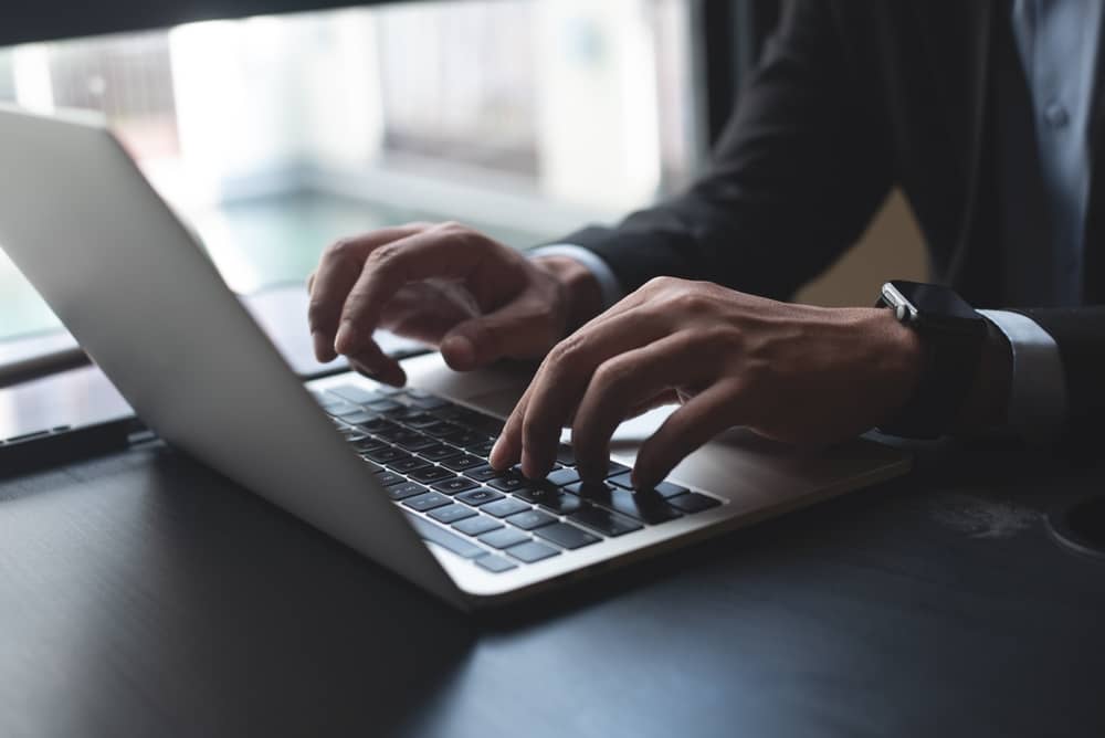 mains d'une personne envoyant une réclamation à Fidanimo depuis son ordinateur portable