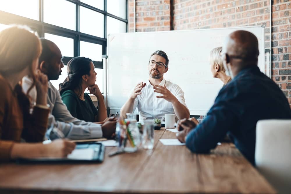 groupe de salariés couverts par Filhet-Allard en train de discuter autour d'une table