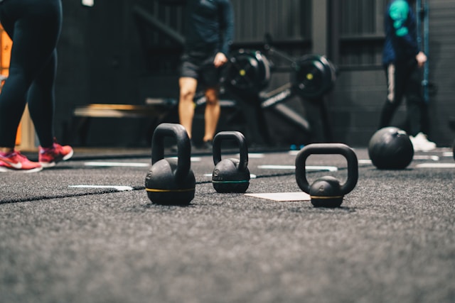 haltères posés au sol dans un club Fitness Addict