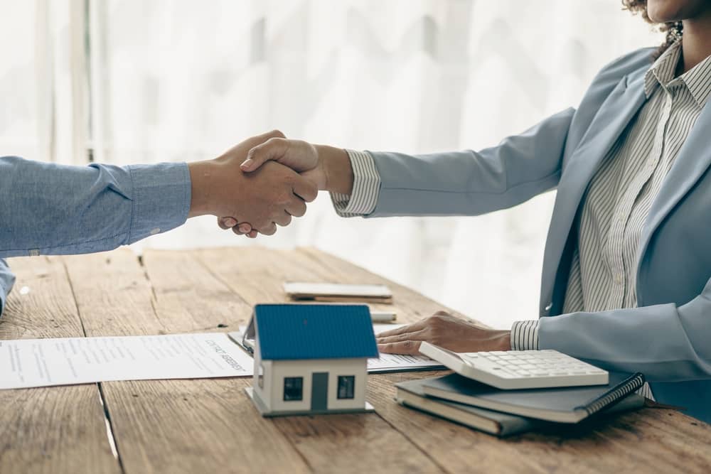 cliente serrant la main à son conseiller Foncia après une transaction