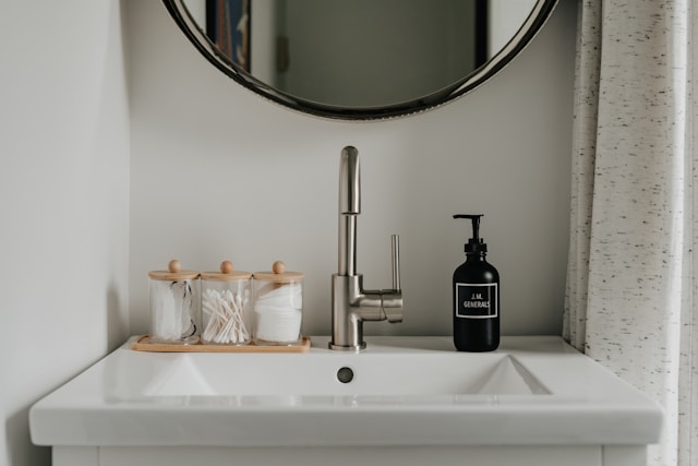 lavabo et robinet installés par Geberit