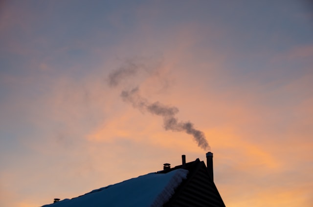 fumée sortant de la cheminée d'une maison fournie par Gedia