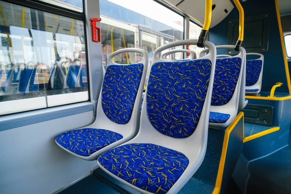 sièges bleus dans un bus de Grand Reims Mobilités