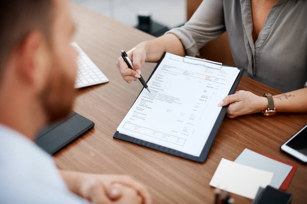 homme en train de consulter son contrat groupe mutualiste RATP avec sa conseillère