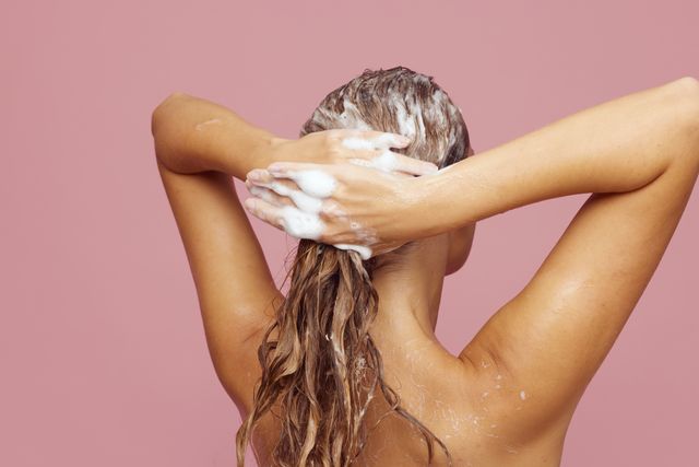 femme se lavant les cheveux avec du shampoing Head & Shoulders