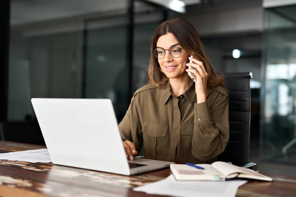 femme faisant une réclamation au HuffPost depuis son ordinateur portable