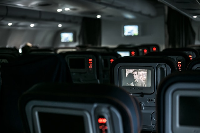 sièges et écrans dans un avion ITA Airways