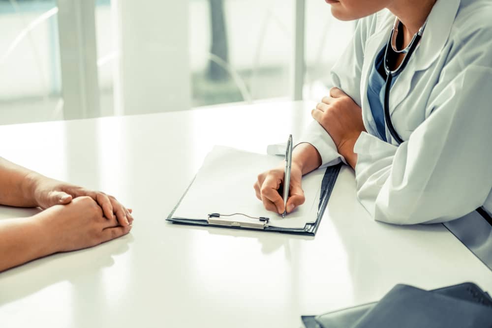 médecin et son patient en train de consulter un contrat Klésia