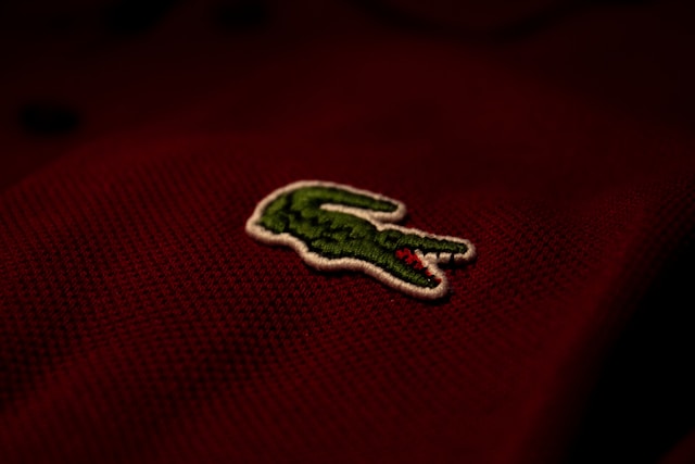 logo Lacoste cousu sur un vêtement