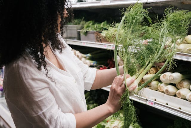 femme choisissant des légumes dans un magasin E.Leclerc Express