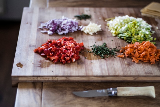 découpe de légumes fournis dans une box Les Commis