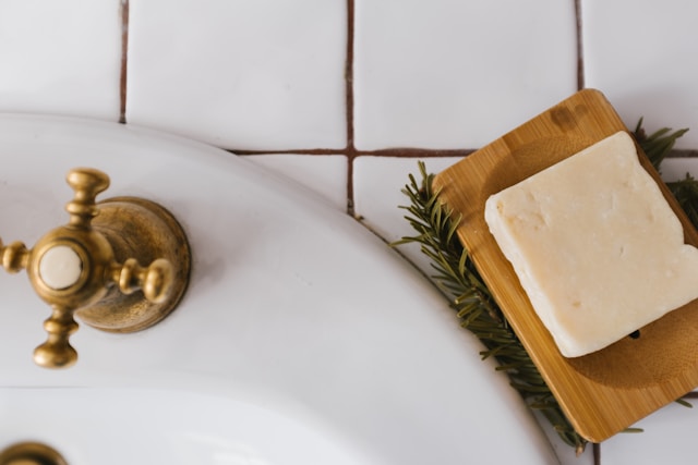 savon Les Savons de Joya posé à côté d'un lavabo