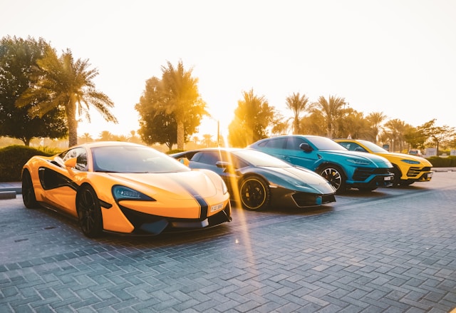 4 voitures McLaren stationnées sur un parking