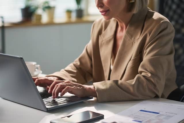 femme blonde en train d'utiliser un ordinateur portable de la marque Medion