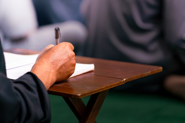 main d'une personne rédigeant une lettre de réclamation pour Metlife