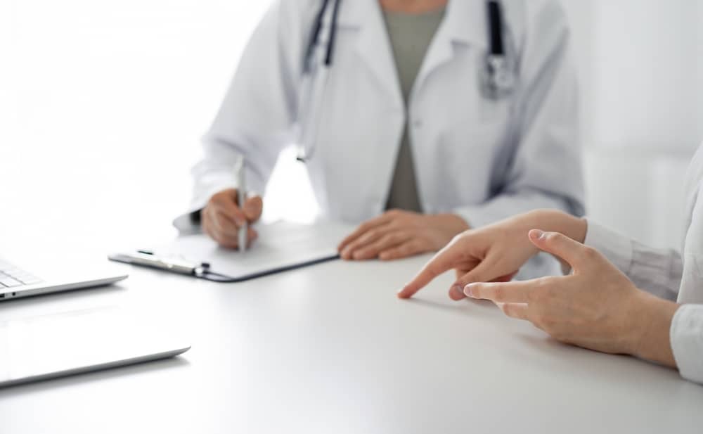 un patient et son médecin pendant une consultation remboursée par la MGC