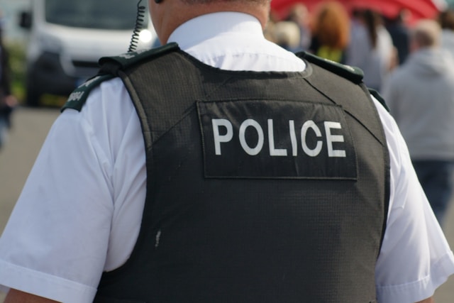 dos d'un policier assuré par la MGP