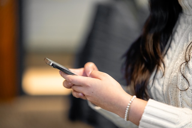 femme envoyant une réclamation à Mint Mobile via son smartphone