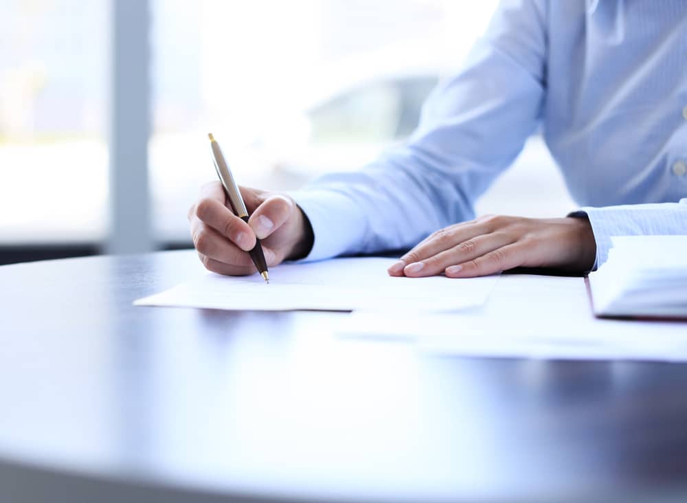 homme en train de rédiger une lettre de réclamation pour Mutest
