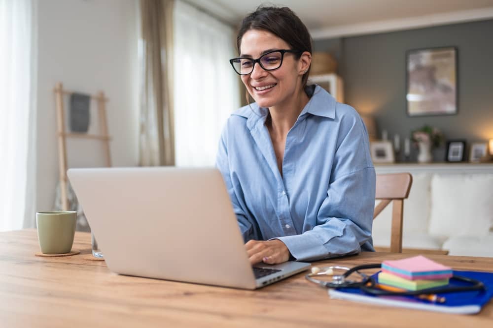 femme faisant une réclamation à la Mutuelle Entrenous depuis son ordinateur