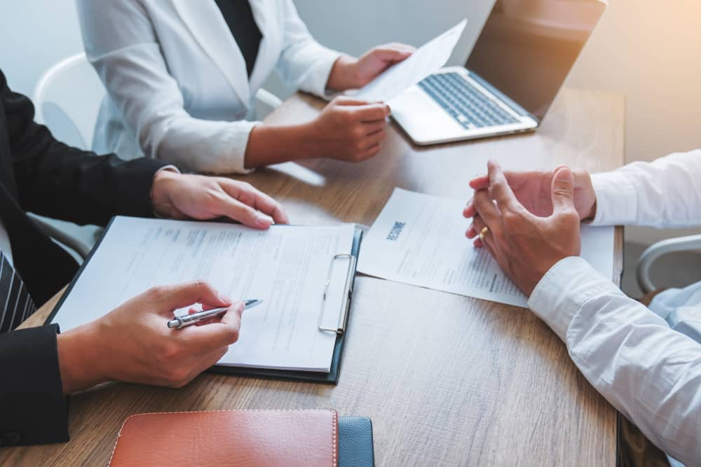 3 personnes en train de traiter une réclamation chez Mutuelle Mieux Être