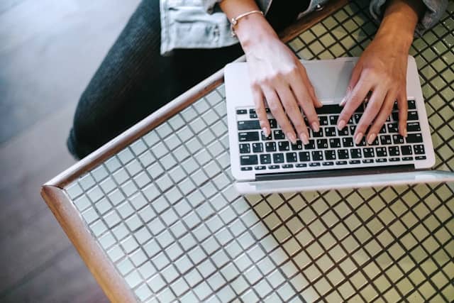 femme faisant une réclamation à My Little Box depuis son ordinateur portable