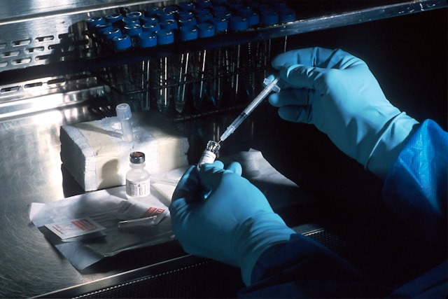 scientifique analysant un test ADN réalisé via MyHeritage