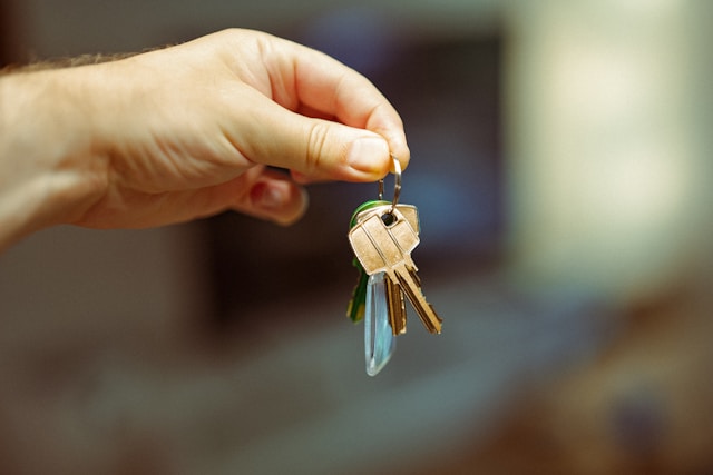 personne tenant les clés de son appartement loué auprès de Nexity
