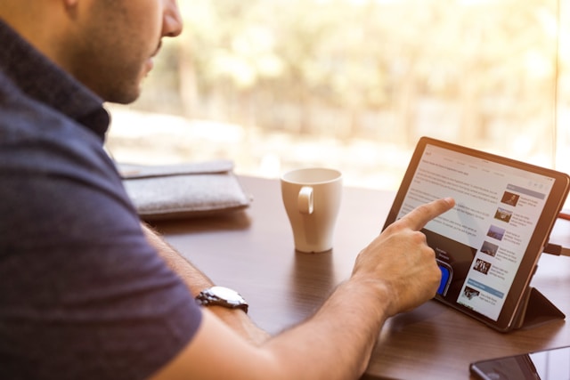 homme navigant sur Internet grâce à sa connexion Numerisat