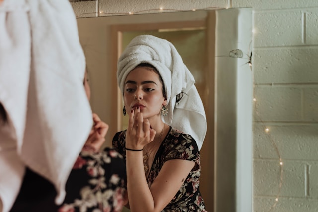 femme appliquant un produit L'Occitane en Provence sur son visage