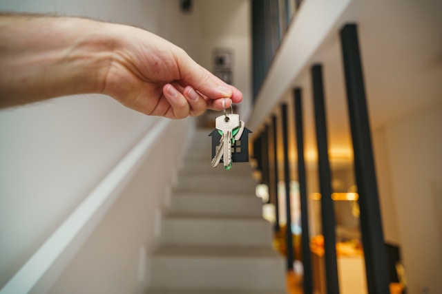 main d'un agent immobilier OPHEOR tenant les clés d'un logement