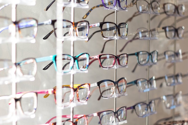 paires de lunettes exposées dans une boutique Optic 2000