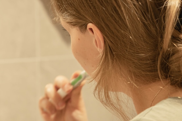 femme se brossant les dents avec une brosse à dents Oral-B