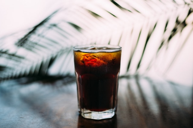 verre de Pepsi posé sur une table