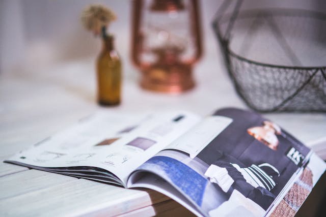 magazine Pleine Vie ouvert sur une table