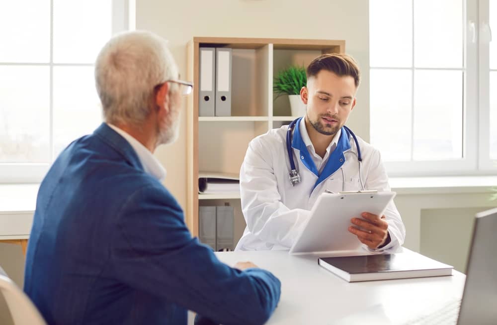 patient et son médecin lors d'une consultation remboursée par sa mutuelle Prévoir