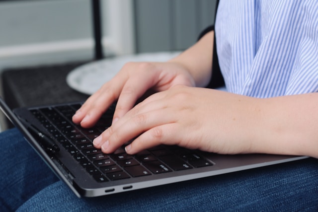 mains d'une personne envoyant un mail de réclamation à Proxelia depuis son ordinateur portable