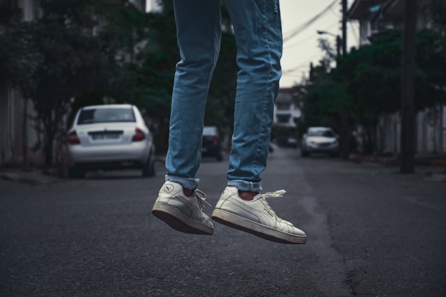 pieds d'une personne portant des baskets Puma