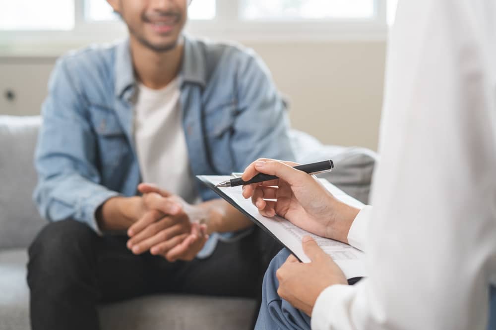 homme à une consultation médicale remboursée par Radiance Mutuelle