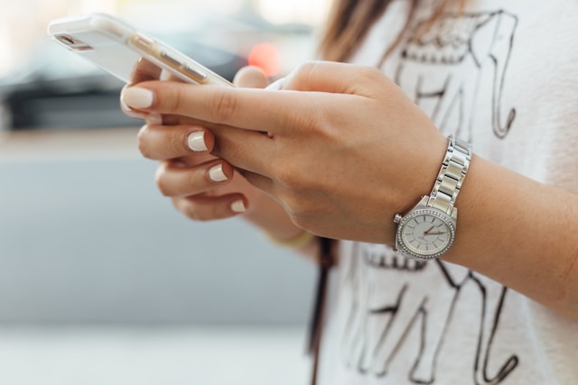 femme utilisant son smartphone avec un forfait Réglo Mobile